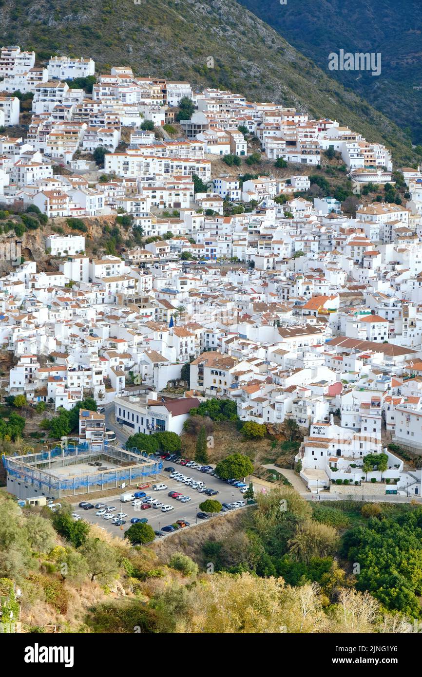 Ojén, Malaga 16 dicembre 2022, Ojén Spagna vista urbana della città con una bella natura verde intorno in un giorno nuvoloso, piccola città vecchia spagnola Foto Stock