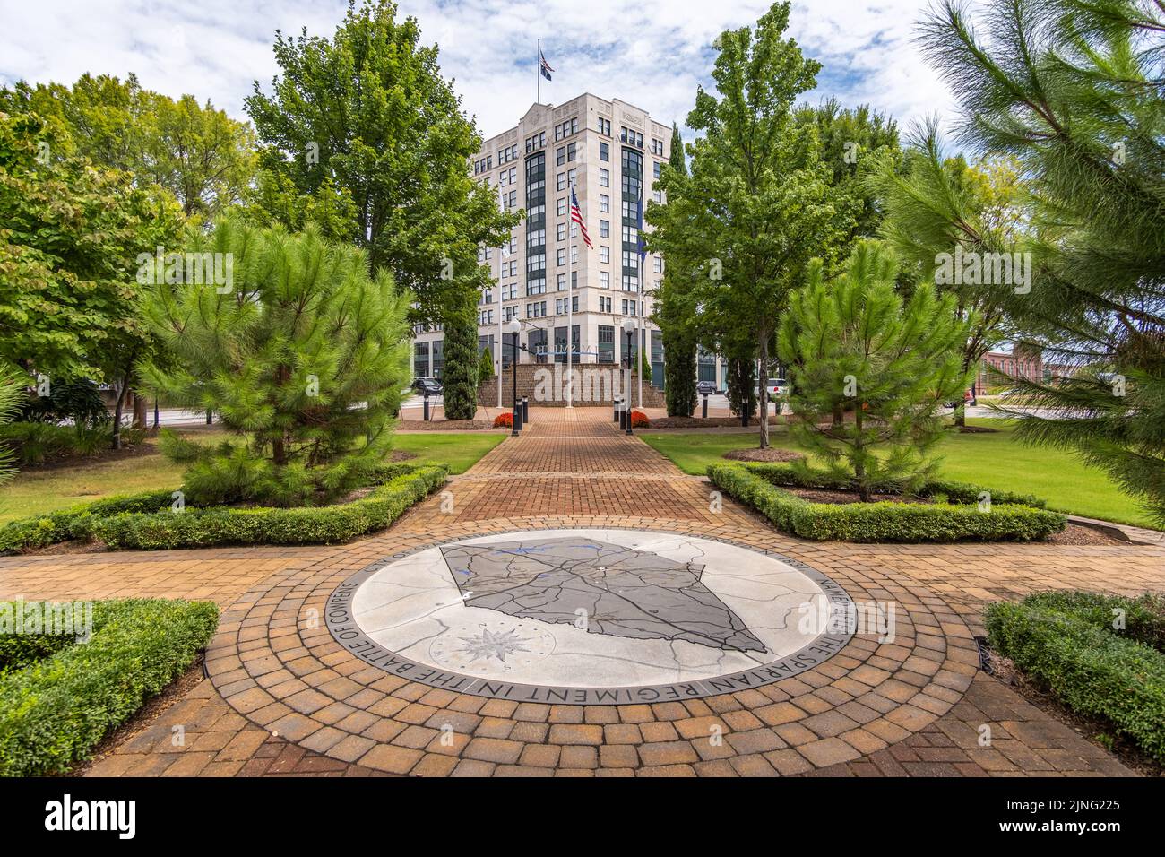 Pocket Park con una mappa della contea di Spartanburg stampata sul marciapiede, vista del Montgomery Building, South Carolina, USA Foto Stock