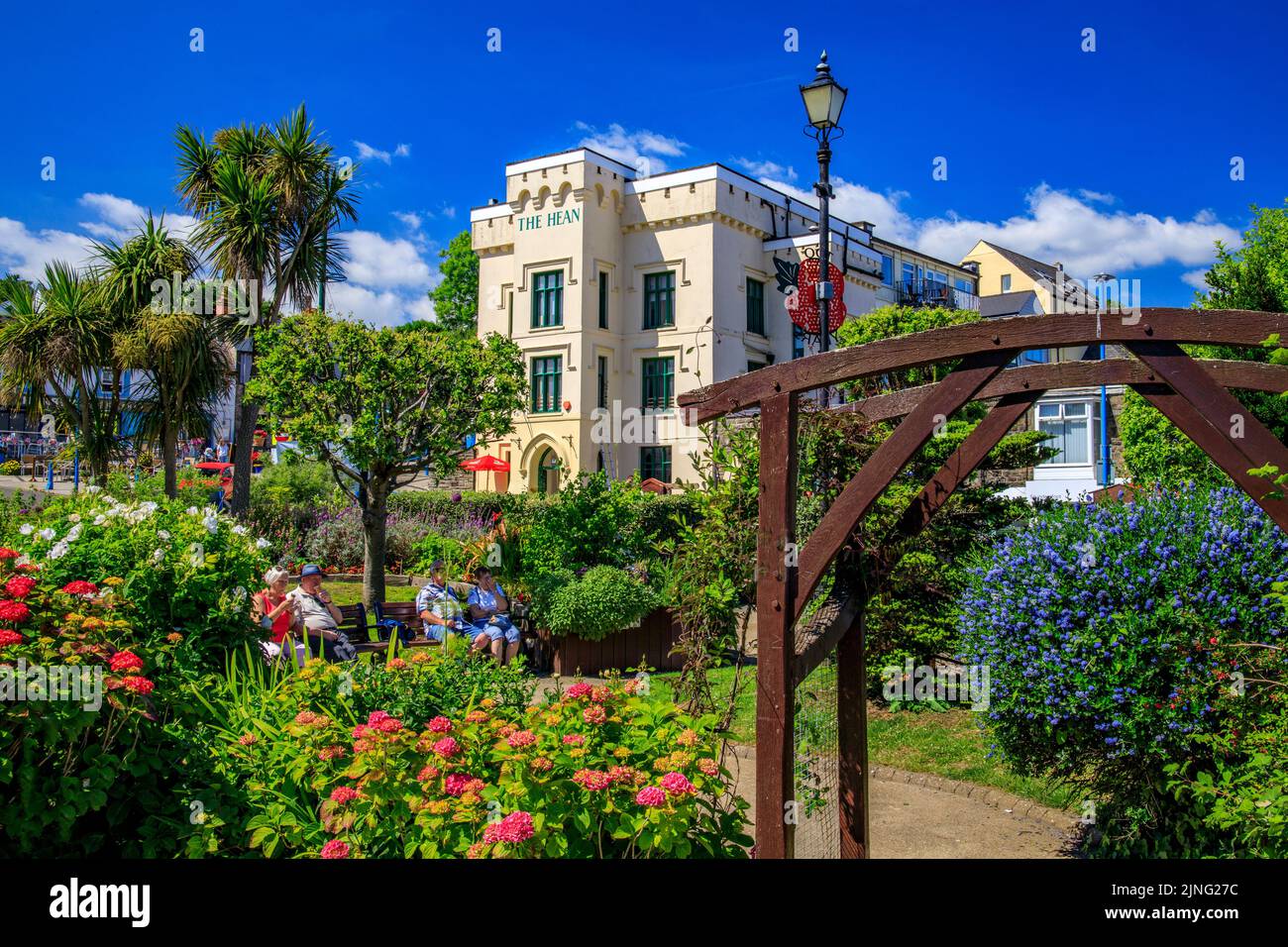 Il Saundersfoot dispone di un giardino sensoriale pieno di piante colorate, tattili o profumate di fronte all'hotel Hean Castle, Pembrokeshire, Galles, Regno Unito Foto Stock