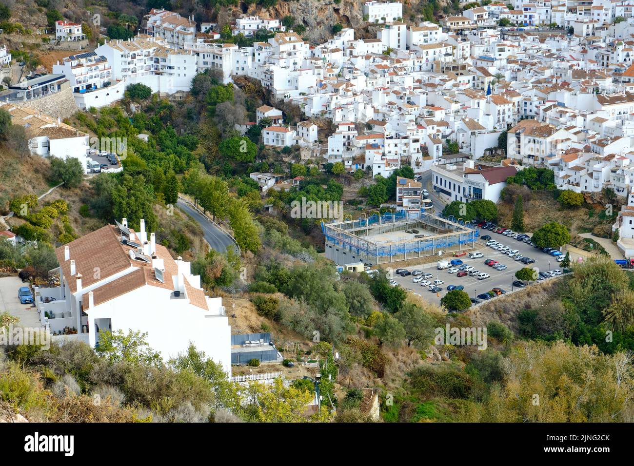 Ojén, Malaga 16 dicembre 2022, Ojén Spagna vista urbana della città con una bella natura verde intorno in un giorno nuvoloso, piccola città vecchia spagnola Foto Stock