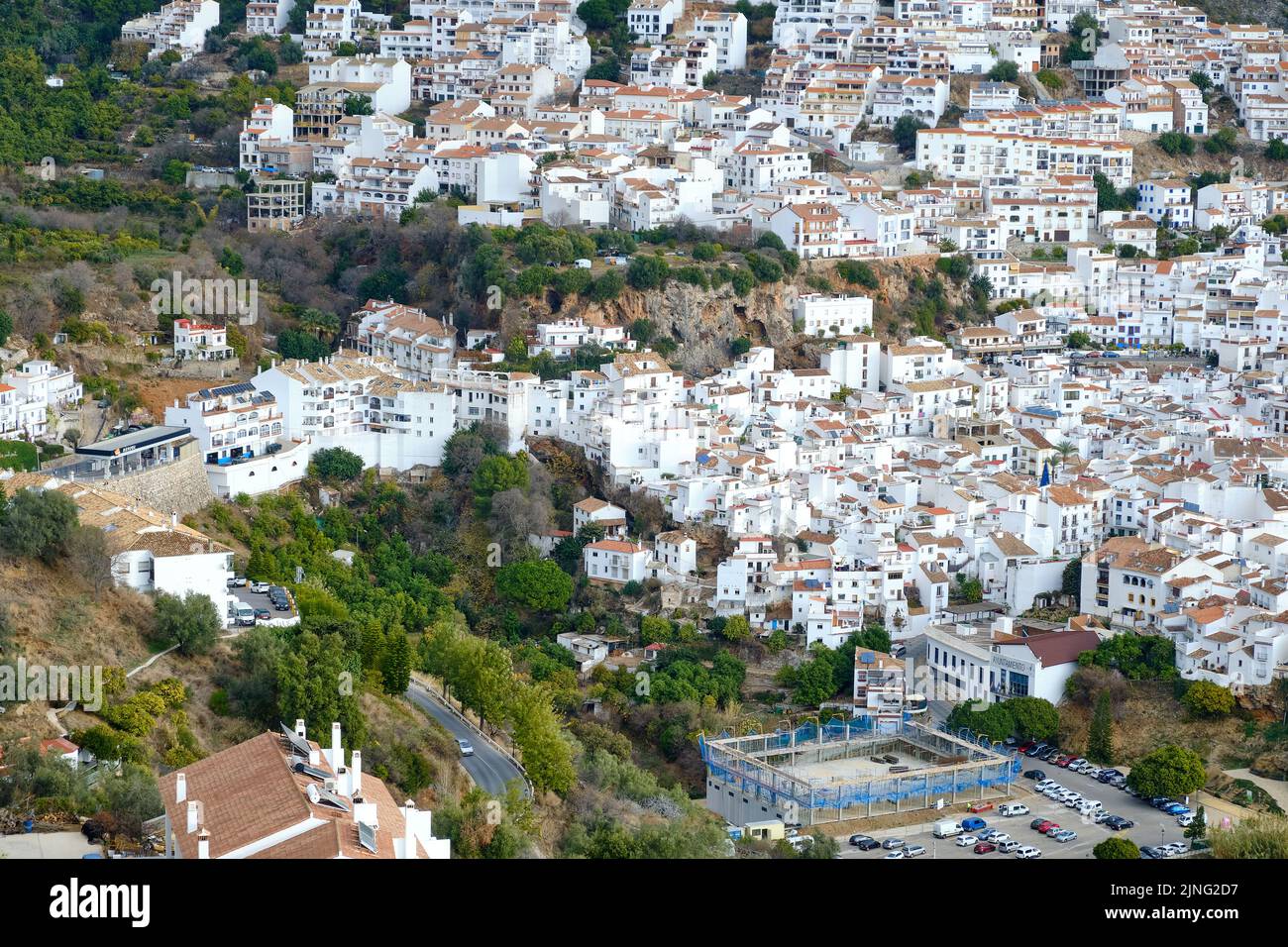 Ojén, Malaga 16 dicembre 2022, Ojén Spagna vista urbana della città con una bella natura verde intorno in un giorno nuvoloso, piccola città vecchia spagnola Foto Stock