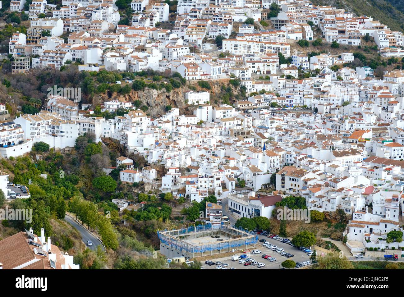 Ojén, Malaga 16 dicembre 2022, Ojén Spagna vista urbana della città con una bella natura verde intorno in un giorno nuvoloso, piccola città vecchia spagnola Foto Stock
