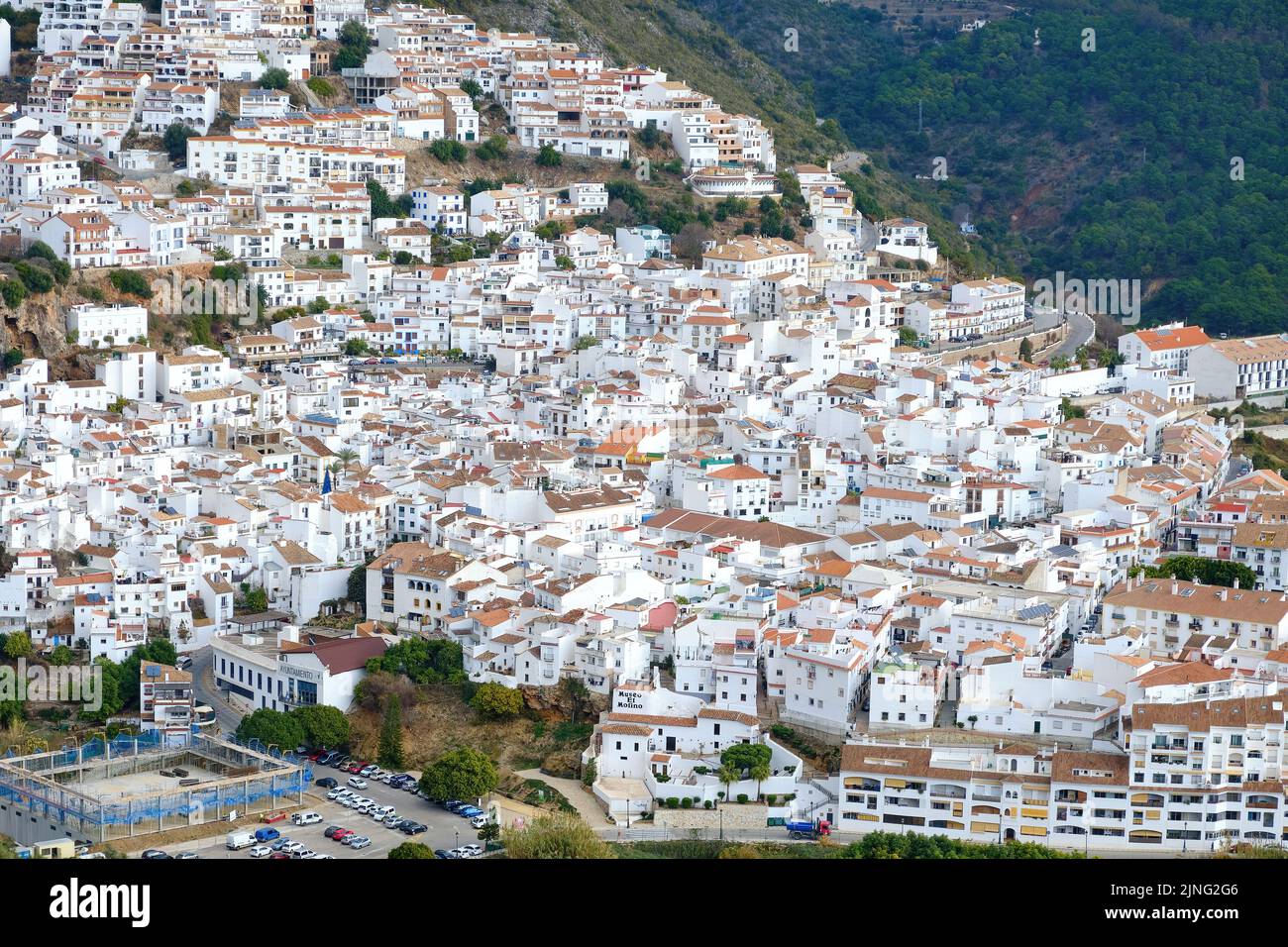 Ojén, Malaga 16 dicembre 2022, Ojén Spagna vista urbana della città con una bella natura verde intorno in un giorno nuvoloso, piccola città vecchia spagnola Foto Stock