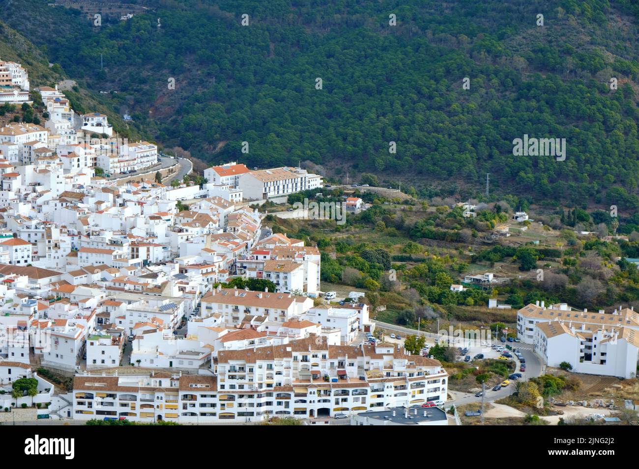 Ojén, Malaga 16 dicembre 2022, Ojén Spagna vista urbana della città con una bella natura verde intorno in un giorno nuvoloso, piccola città vecchia spagnola Foto Stock