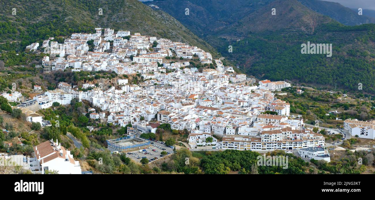 Ojén, Malaga 16 dicembre 2022, Ojén Spagna vista urbana della città con una bella natura verde intorno in un giorno nuvoloso, piccola città vecchia spagnola Foto Stock