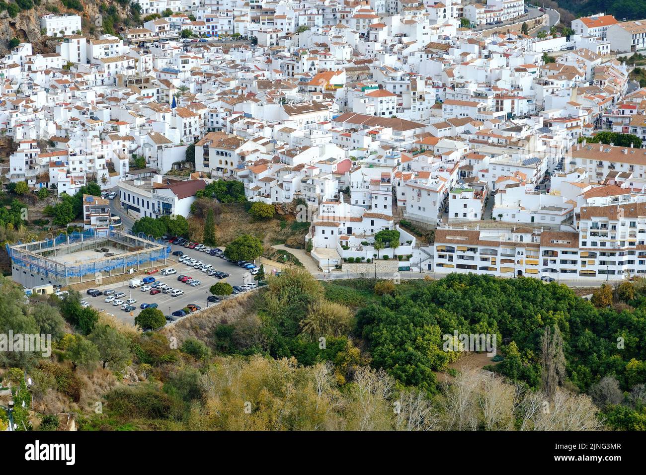 Ojén, Malaga 16 dicembre 2022, Ojén Spagna vista urbana della città con una bella natura verde intorno in un giorno nuvoloso, piccola città vecchia spagnola Foto Stock