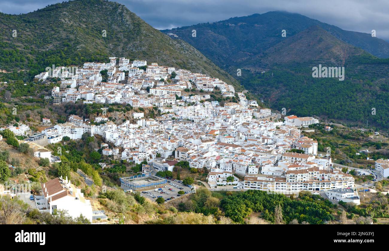 Ojén, Malaga 16 dicembre 2022, Ojén Spagna vista urbana della città con una bella natura verde intorno in un giorno nuvoloso, piccola città vecchia spagnola Foto Stock