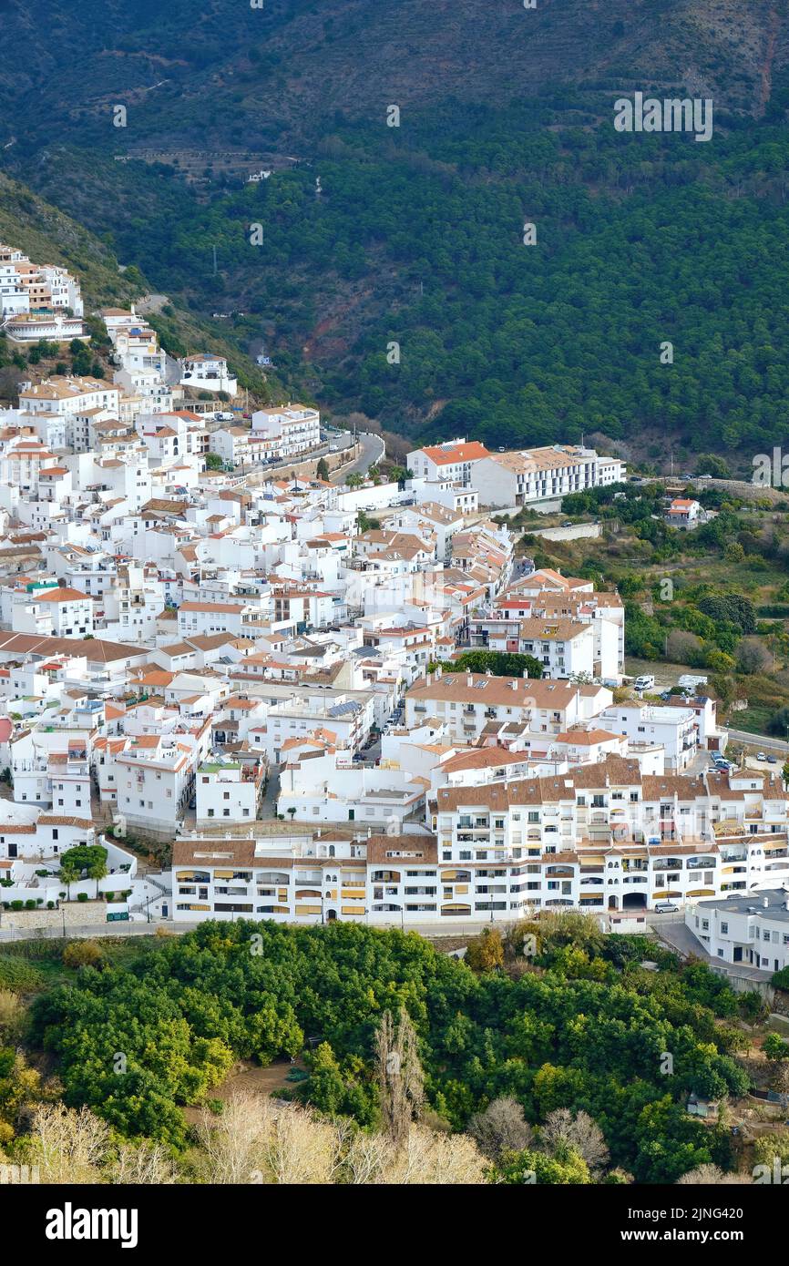 Ojén, Malaga 16 dicembre 2022, Ojén Spagna vista urbana della città con una bella natura verde intorno in un giorno nuvoloso, piccola città vecchia spagnola Foto Stock