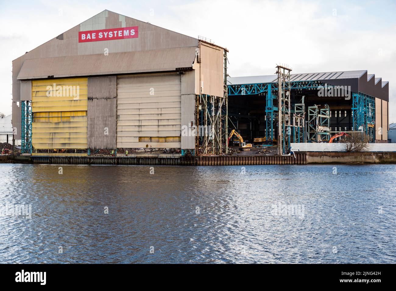 Demolizione di un capannone presso BAE Systems Shipyard, South Street, Scotstoun, Glasgow, Scozia, REGNO UNITO Foto Stock