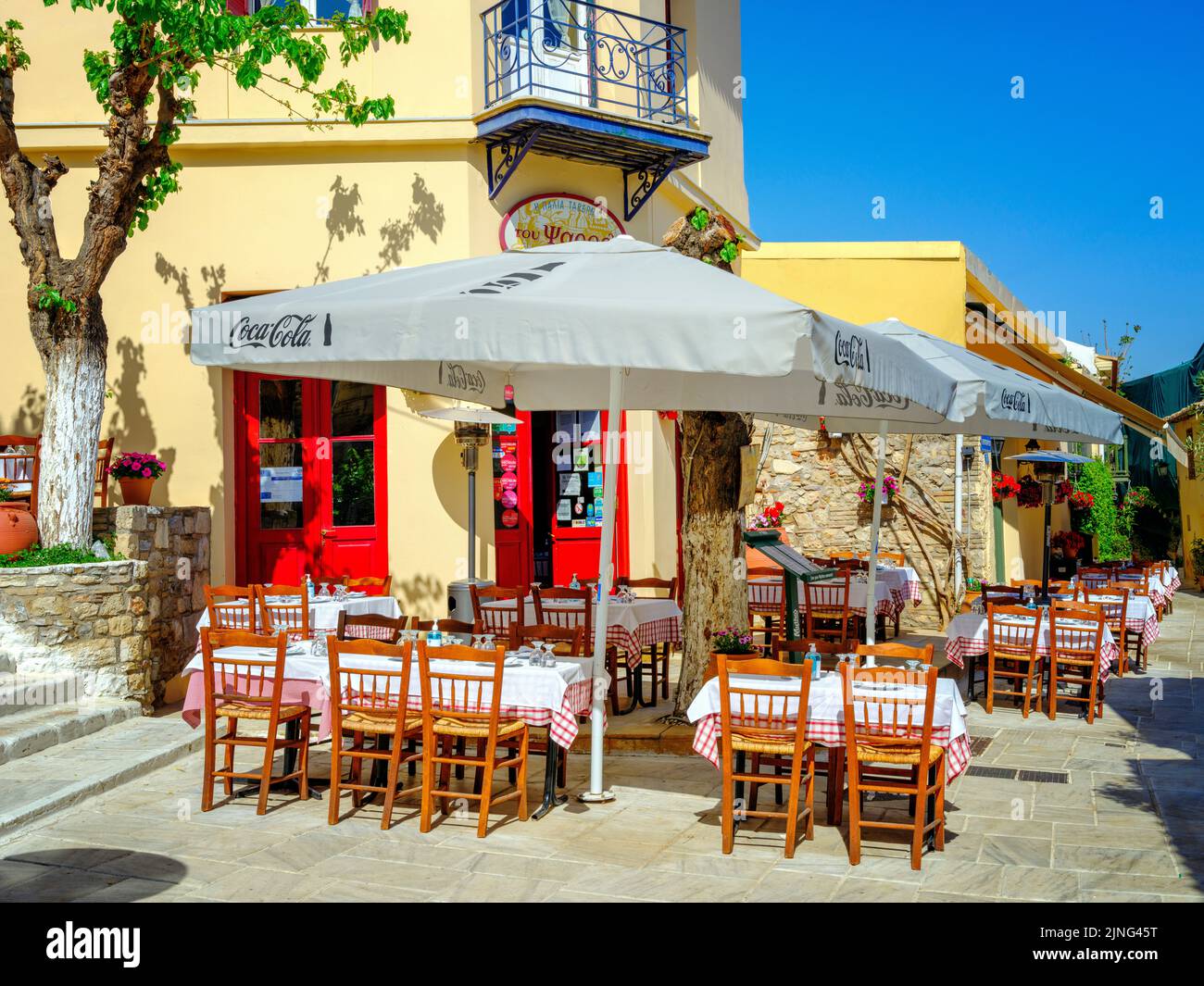 Strade panoramiche della città vecchia, quartiere Plaka, Atene, Grecia, Europa Foto Stock