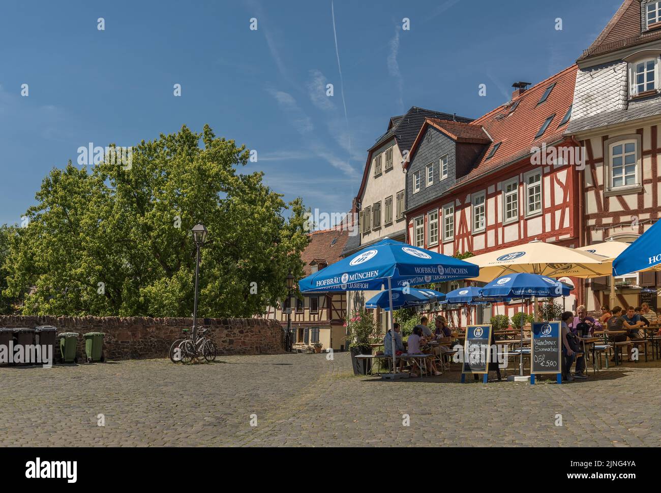 Ristoranti con gli ospiti nella storica Schlossplatz a Francoforte-Hoechst, germania Foto Stock