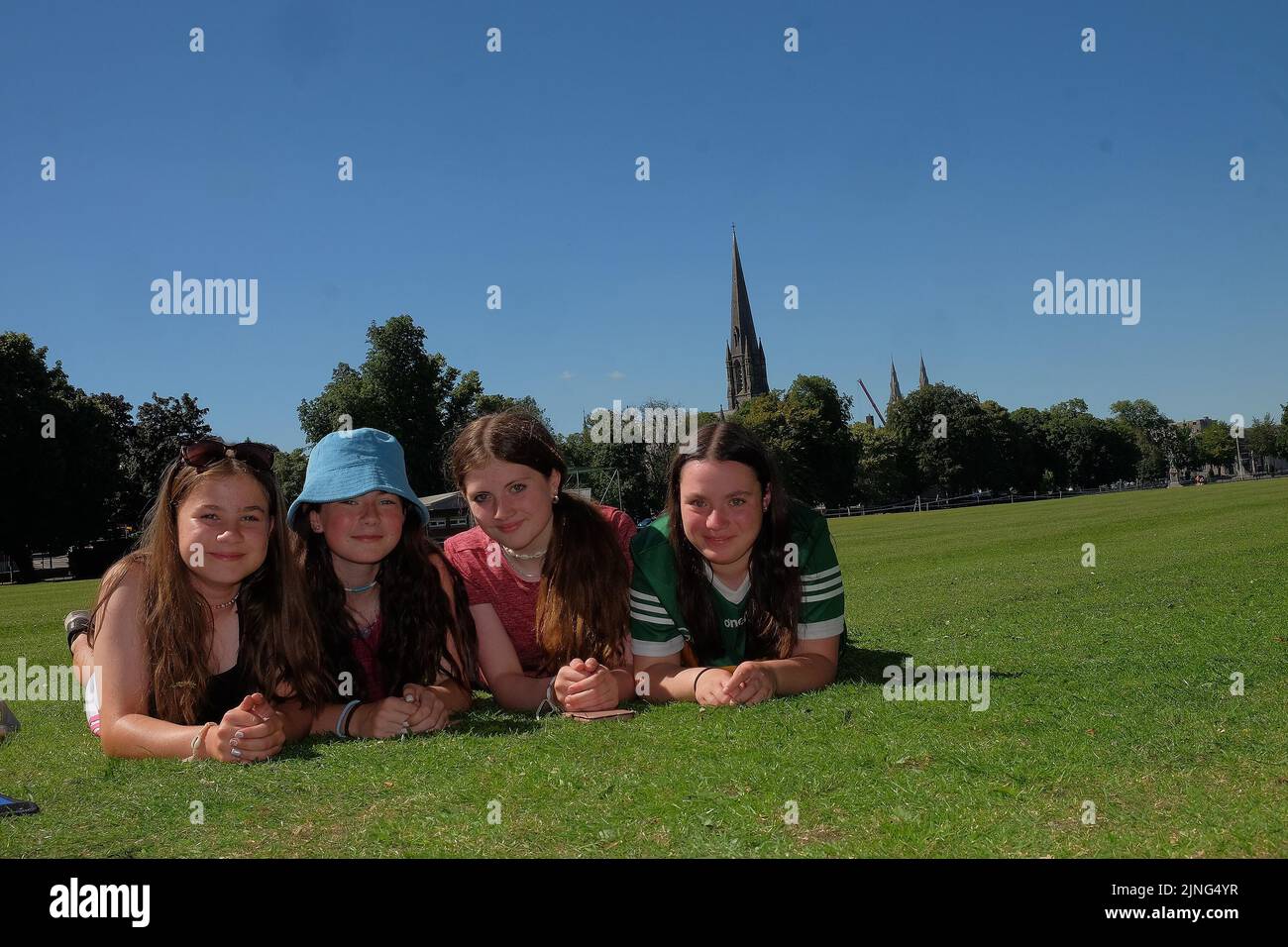 Armagh N.Ireland 11 Agosto 2022 Bella Crossan, Mollai Gordon, Shona McGleenan e Aoife Murray godersi il sole in Armagh Liam McArdle/ Alamy Live News Foto Stock