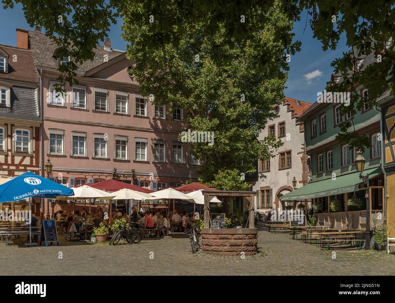 Ristoranti con gli ospiti nella storica Schlossplatz a Francoforte-Hoechst, germania Foto Stock