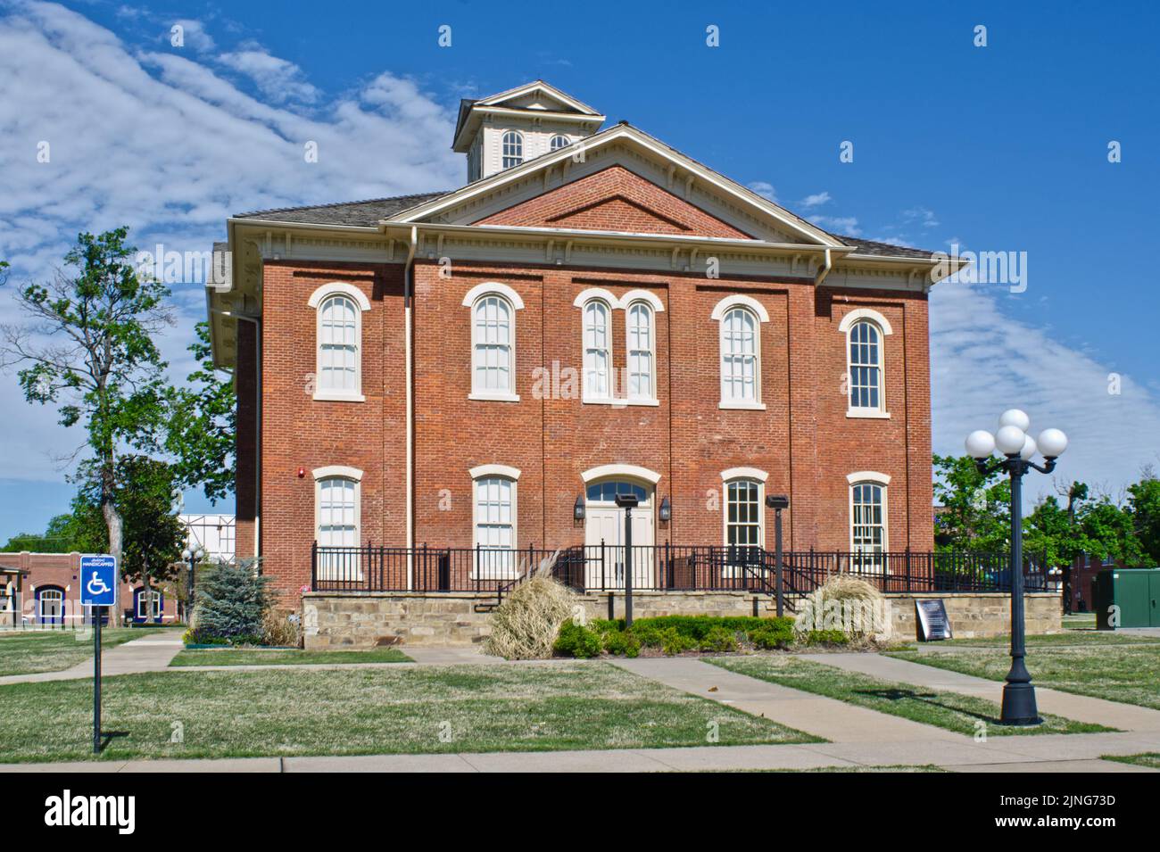 Le mostre del Cherokee National History Museum si trovano nell'edificio originale del campidoglio della tribù Cherokee a Tahlequah, Oklahoma. Foto Stock