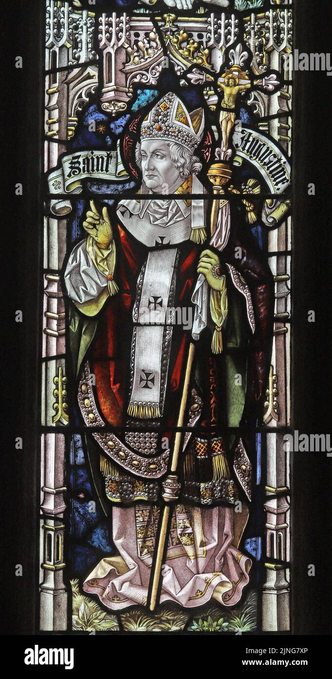 Vetrata di Percy Bacon & Brothers raffigurante Sant'Agostino, Mawgan-in-Pyder, Cornovaglia Foto Stock