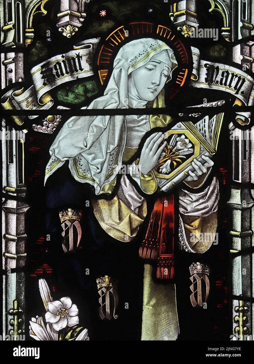 Vetrata di Percy Bacon & Brothers raffigurante Santa Maria, Mawgan-in-Pyder, Cornovaglia Foto Stock