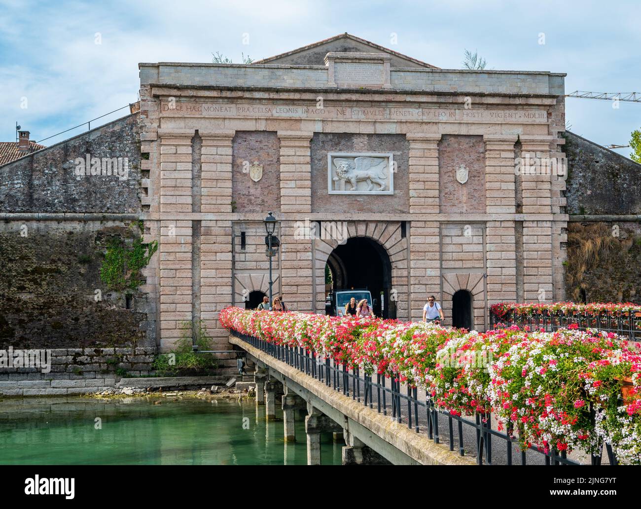 L'ingresso di porta Verona della fortezza di Peschiera del Garda. Provincia di Verona, Veneto, Italia, Europa. Affascinante cittadella fortificata Foto Stock