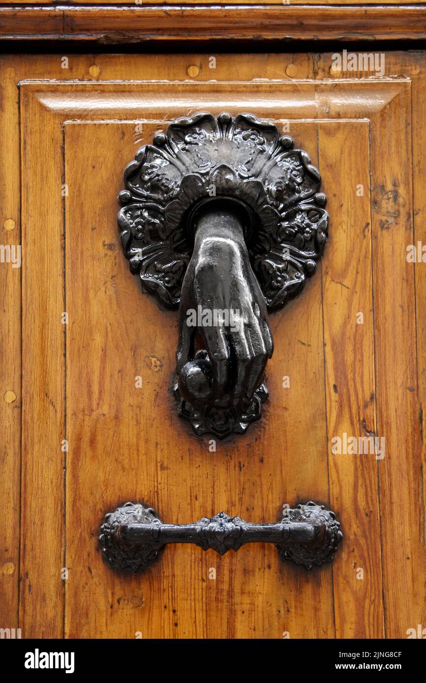 Batticalcagno porta in forma di mano donna, elemento architettonico italiano Foto Stock