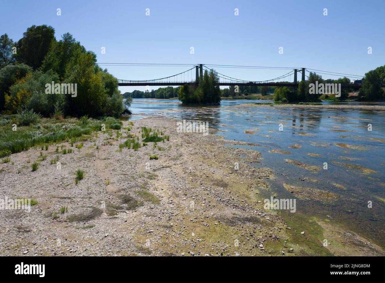 Il fiume Loira, dove il livello dell'acqua diminuisce, e l'ambiente è asciutto. Illustrazione della siccità che ha colpito la Francia durante un'ondata di caldo a Meung-sur-Loire vicino a Orleans il 11 agosto 2022. Foto di Raphael Lafargue/ABACAPRESS.COM Foto Stock