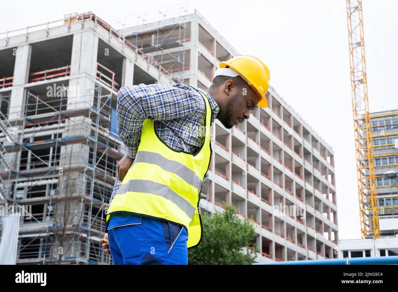 Ingegnere con dolore alla schiena lesioni dopo incidente presso cantiere Foto Stock