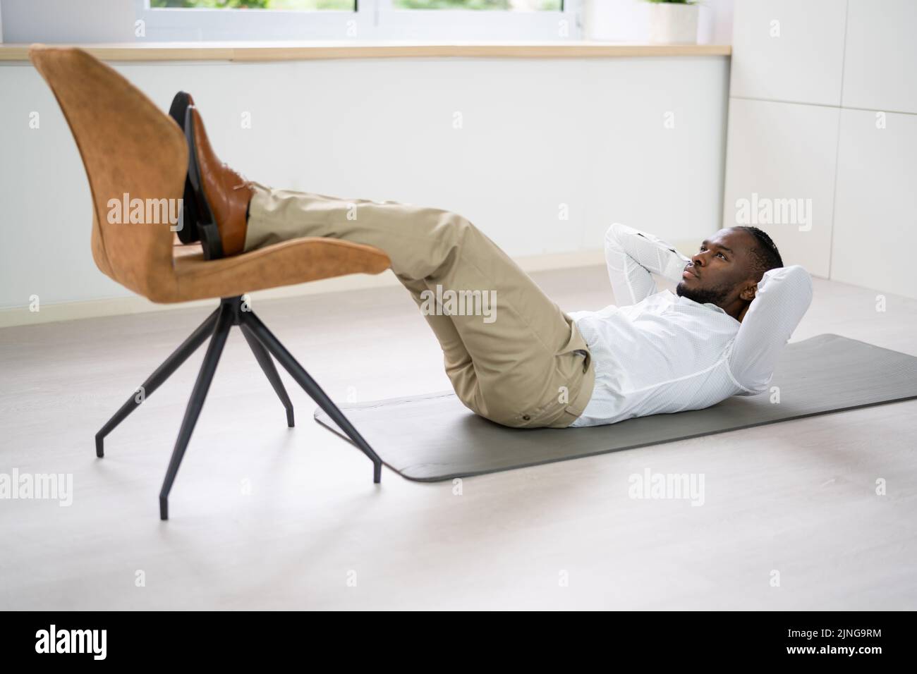 Addome muscolo crunches esercizio utilizzando sedia. Esercizio quotidiano Home ABS Foto Stock