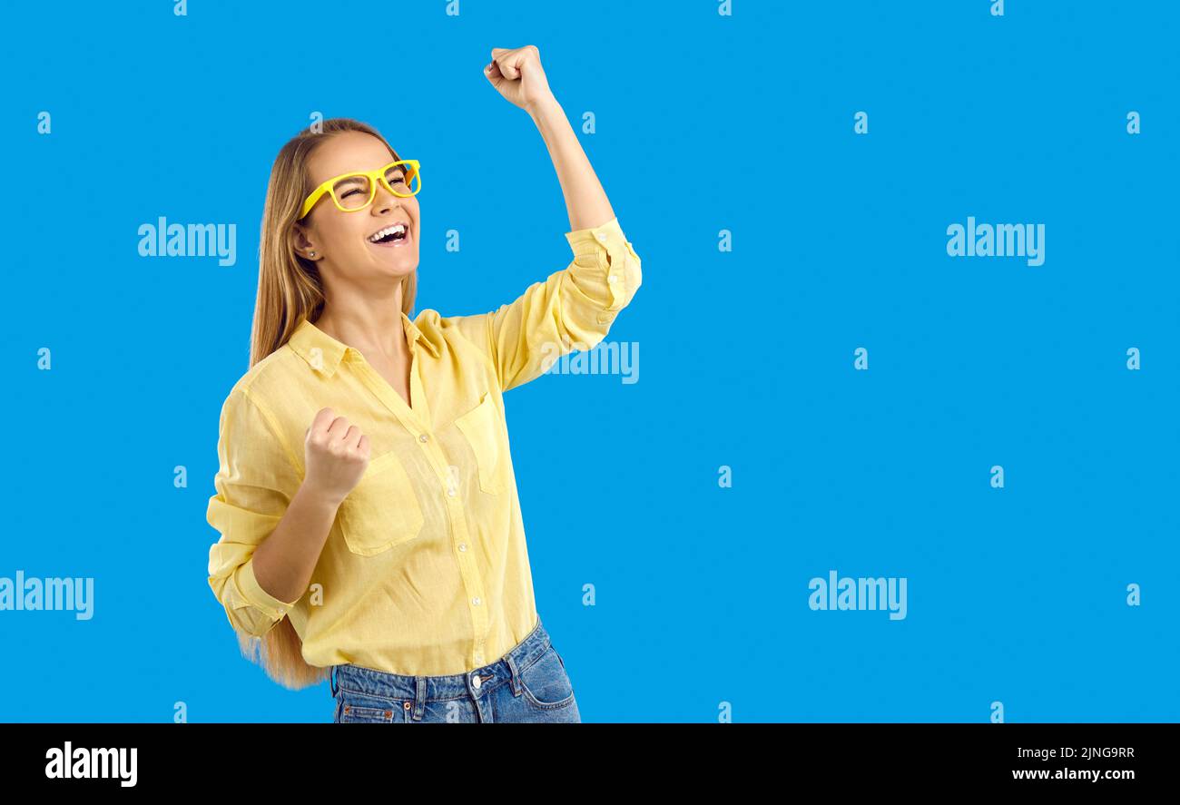 Ragazza eccitata in occhiali grida celebrare il successo Foto Stock
