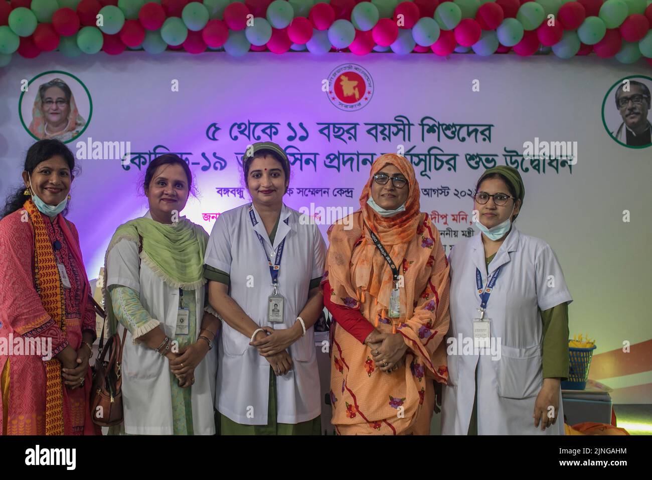 Gli operatori sanitari si posano per delle foto durante una campagna di vaccinazione al Bangabandhu International Conference Center. Il Bangladesh ha iniziato a somministrare vaccini contro il coronavirus a studenti di età compresa tra i 5-11 e i 24 anni. Foto Stock