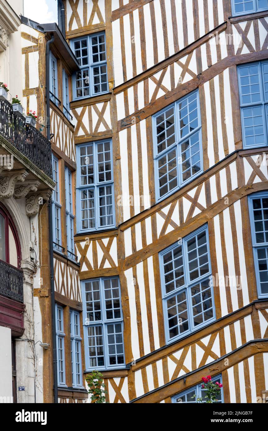 Tipici edifici a graticcio nel centro storico di Rouen in Normandia Francia Foto Stock