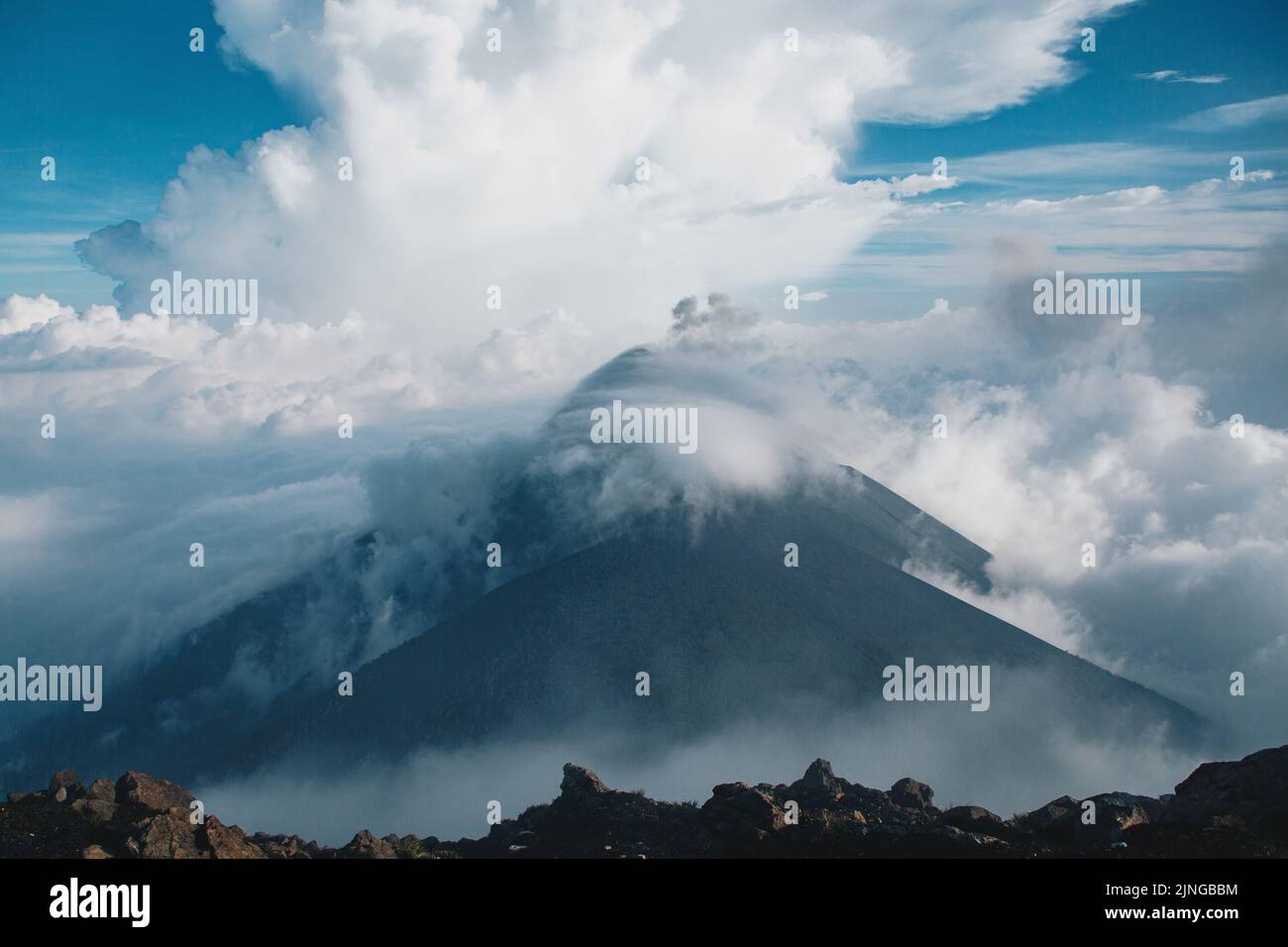 Una vista chiara di Volcan de Fuego coperto da nuvole Foto Stock