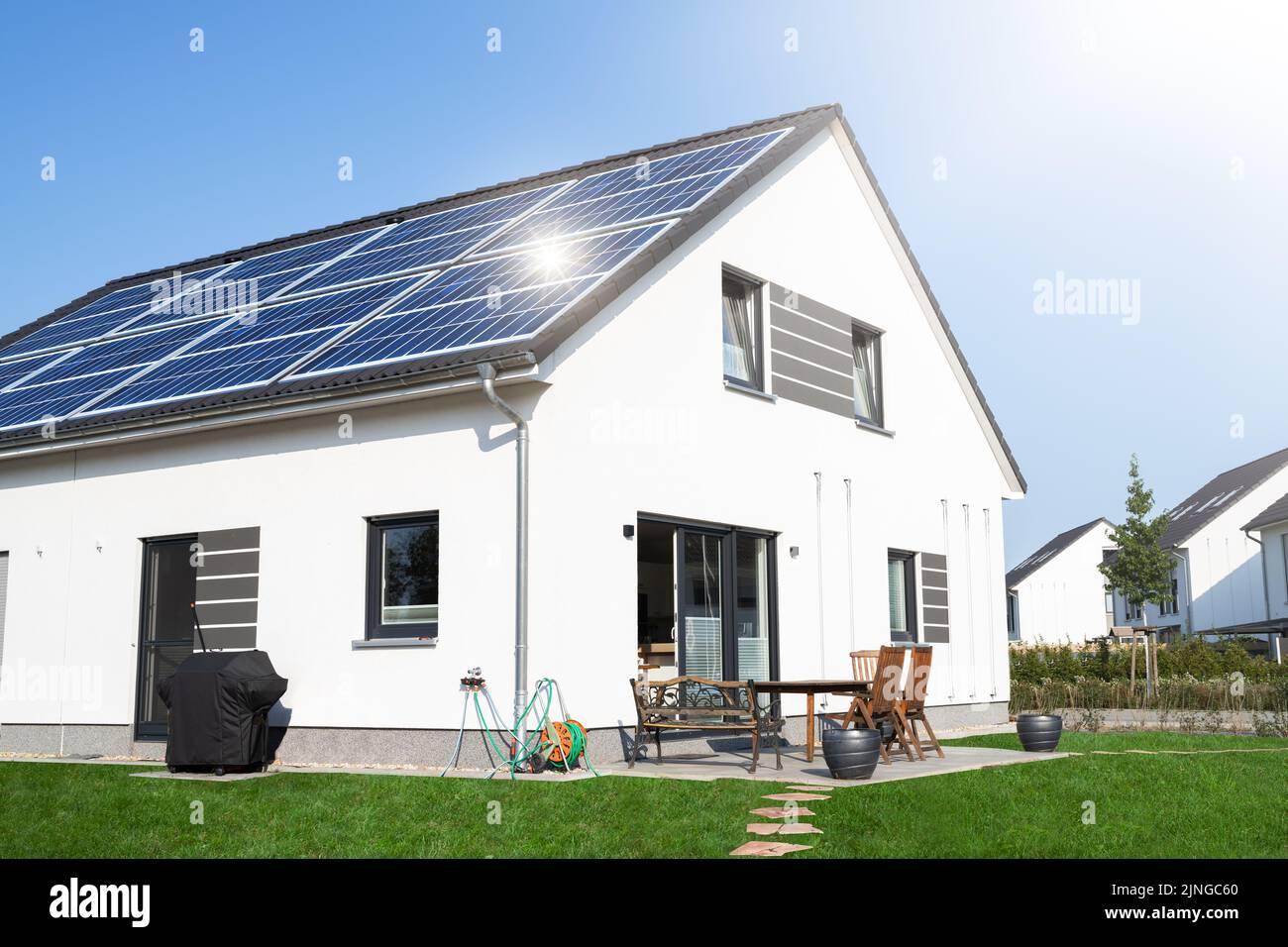 Casa nuovo tetto solare. Investimenti futuri sostenibili Foto Stock