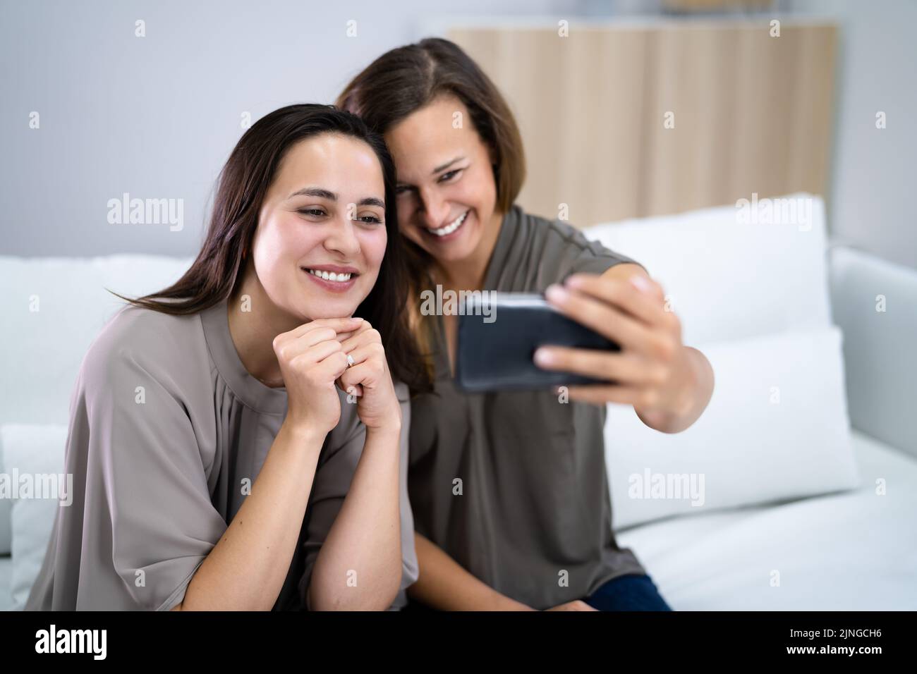 Donne che pigono e prendono Selfie. Bel ritratto divertente Foto Stock
