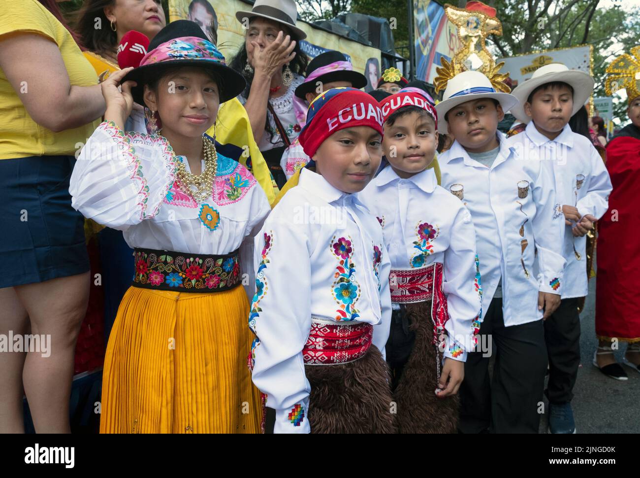 Bambini ecuadoriani in abiti etnici tradizionali alla Parata ecuadoriana NYC 2022 a Jackson Heights, Queens, New York City. Foto Stock