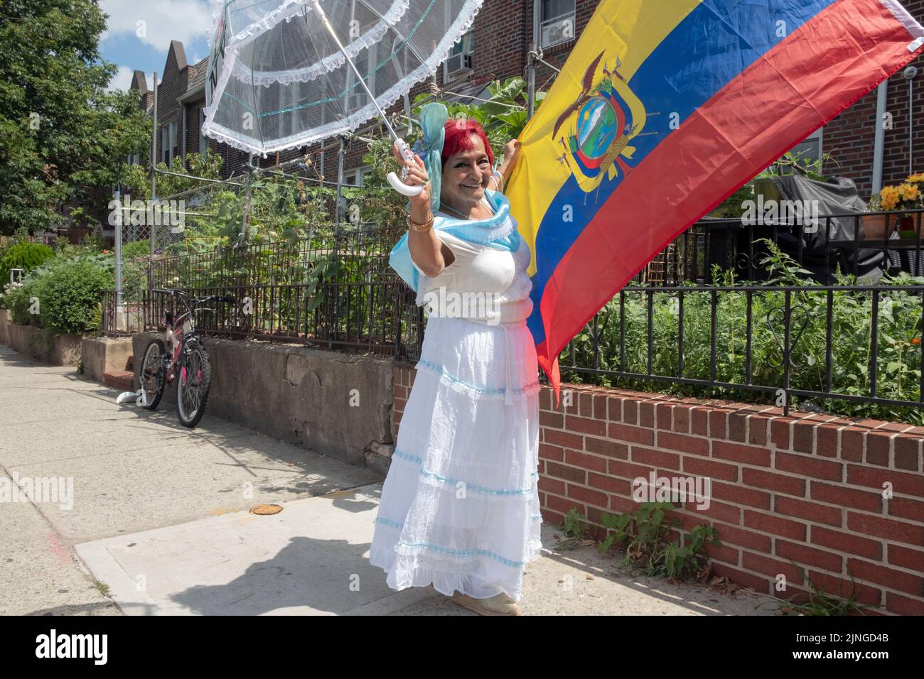 Ritratto posto di un attraente donna ecuadoriana americana a capelli rossi nel suo 70s alla Parata ecuadoriana NYC 2022 a Jackson Heights, Queens, New York Foto Stock