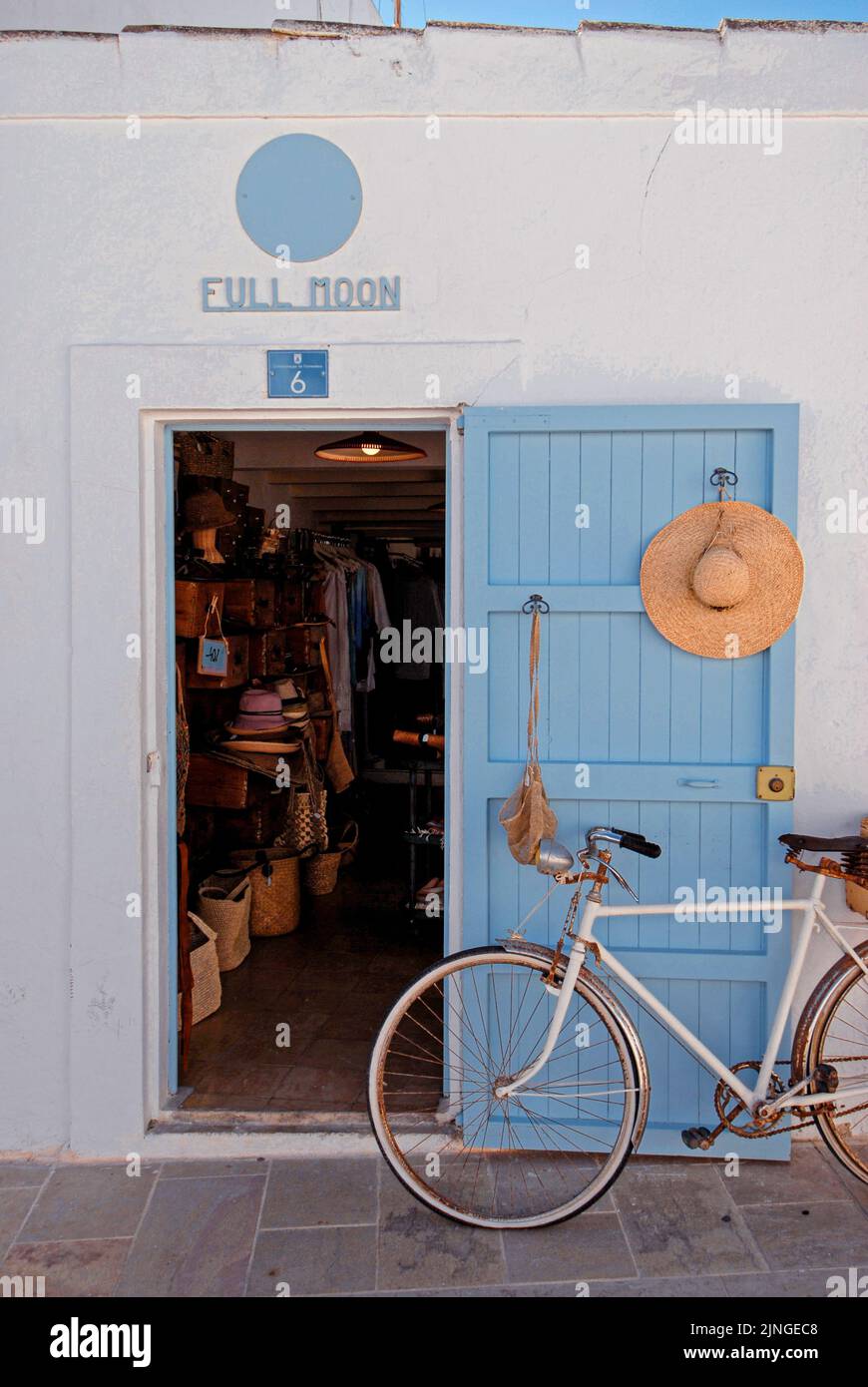 In bicicletta in negozio di abbigliamento, Sant Francesc, Formentera Foto Stock