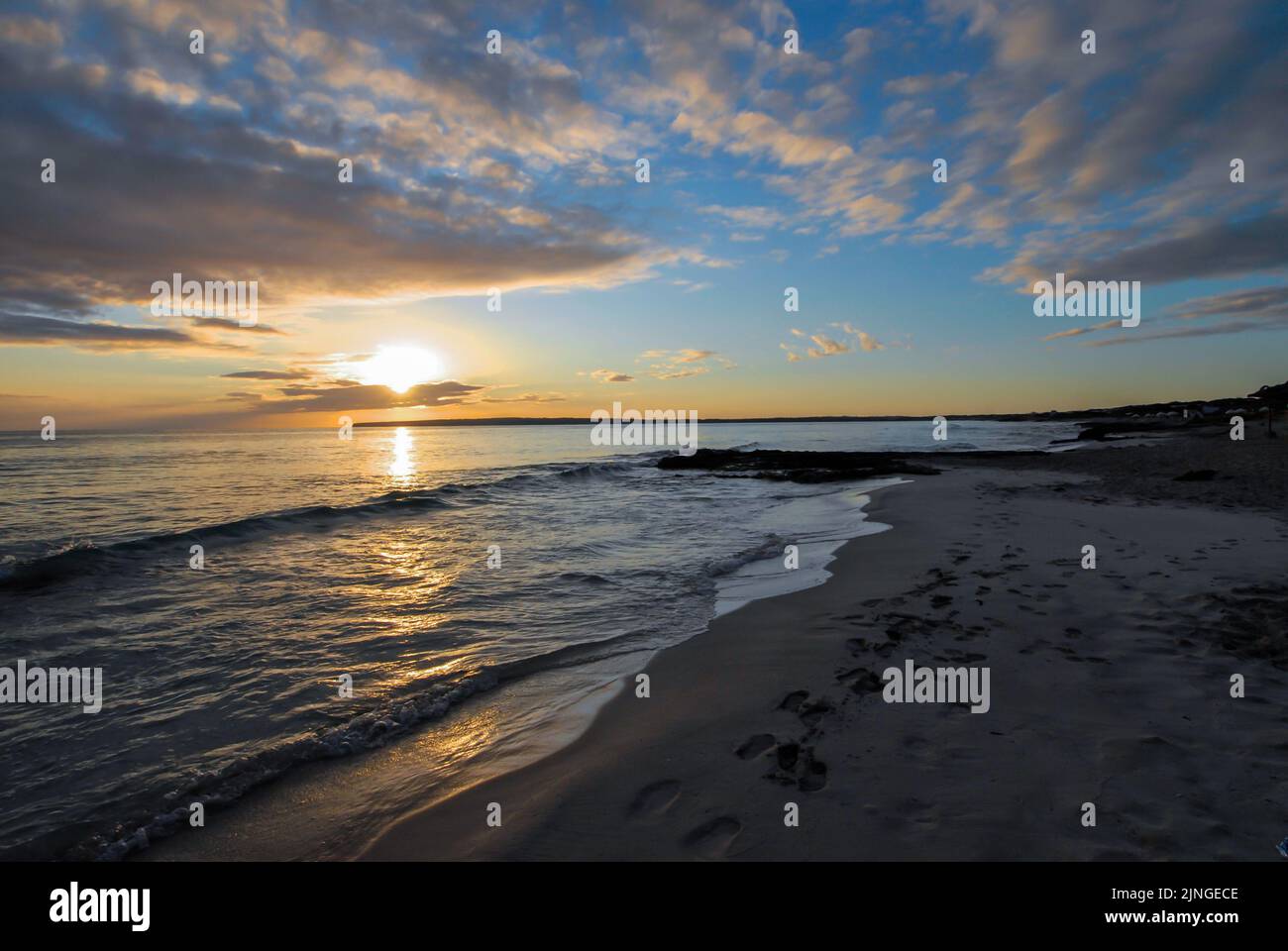 Bel tramonto in spiaggia di Migjorn, Formentera Foto Stock