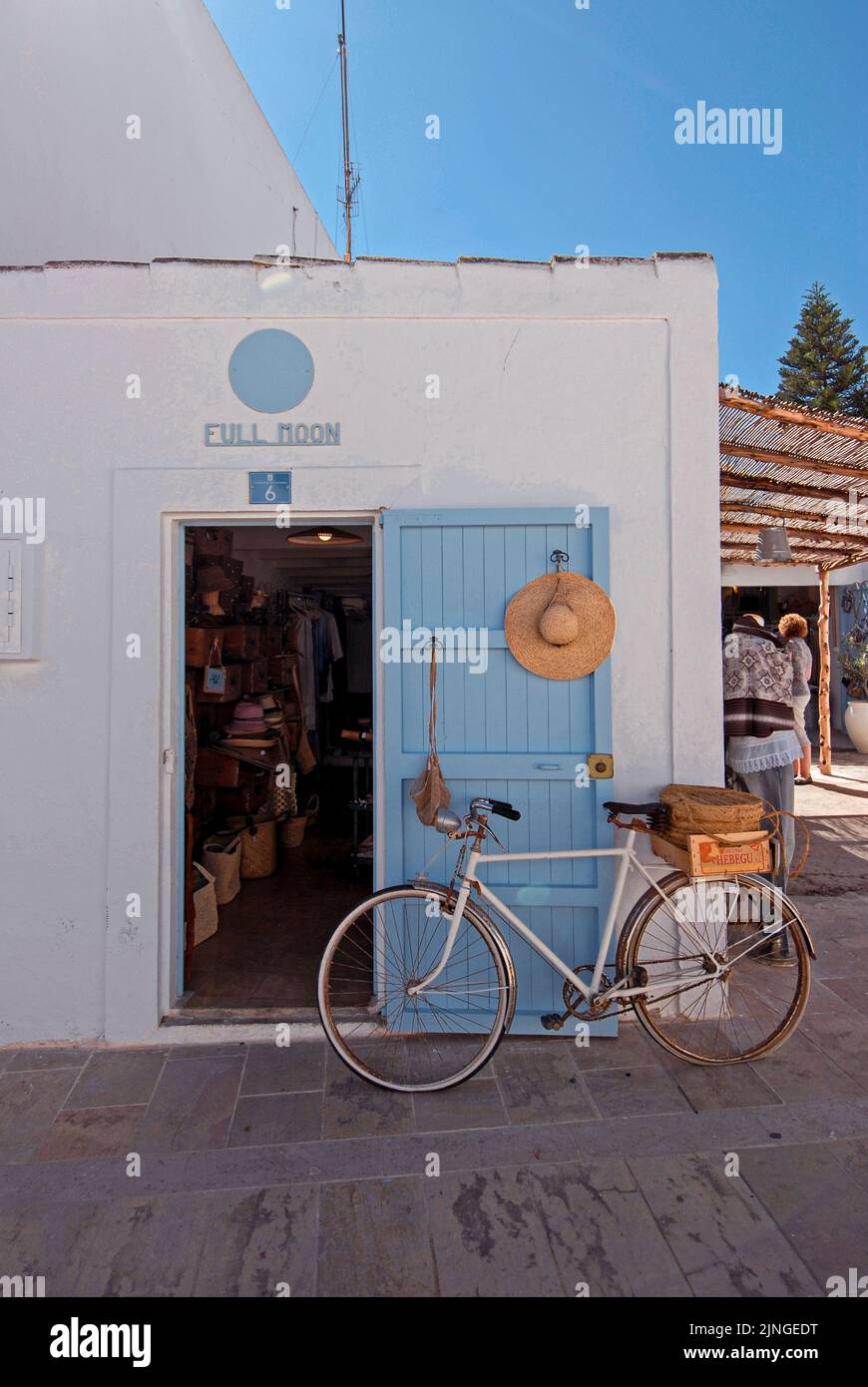 In bicicletta in negozio di abbigliamento, Sant Francesc, Formentera Foto Stock