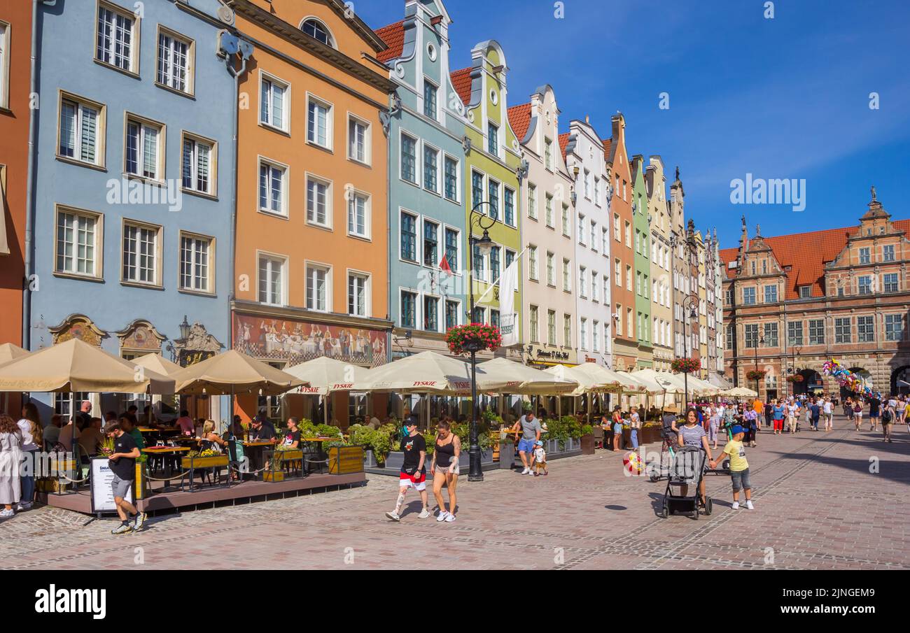 Persone nella piazza principale del mercato della città storica di Danzica, Polonia Foto Stock