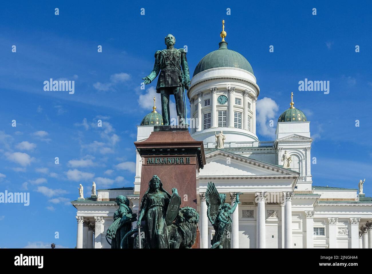 Helsinki, Finlandia 1st agosto 2022 la statua dello zar Alessandro II di fronte alla cattedrale di Helsinki (la cattedrale luterana evangelica finlandese della diocesi di Helsinki) si trova a Helsinki, Finlandia, il 1 agosto 2022 Credit: Vadim Pacajev/Alamy Live News Foto Stock