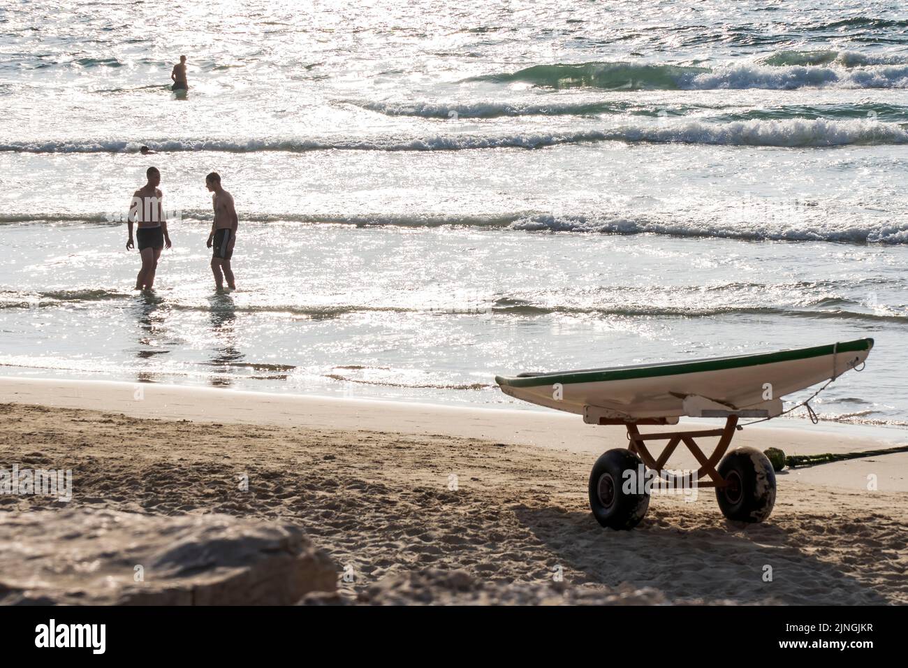 Tel Aviv, Israele. 9th ago, 2022. Gli amanti della spiaggia potranno godersi l'estate a Tel Aviv. Tel Aviv, situata lungo la costa mediterranea, è il fulcro culturale di Israele e una delle principali destinazioni di viaggio che attrae turisti da tutto il mondo. (Credit Image: © Ronen Tivony/SOPA Images via ZUMA Press Wire) Foto Stock