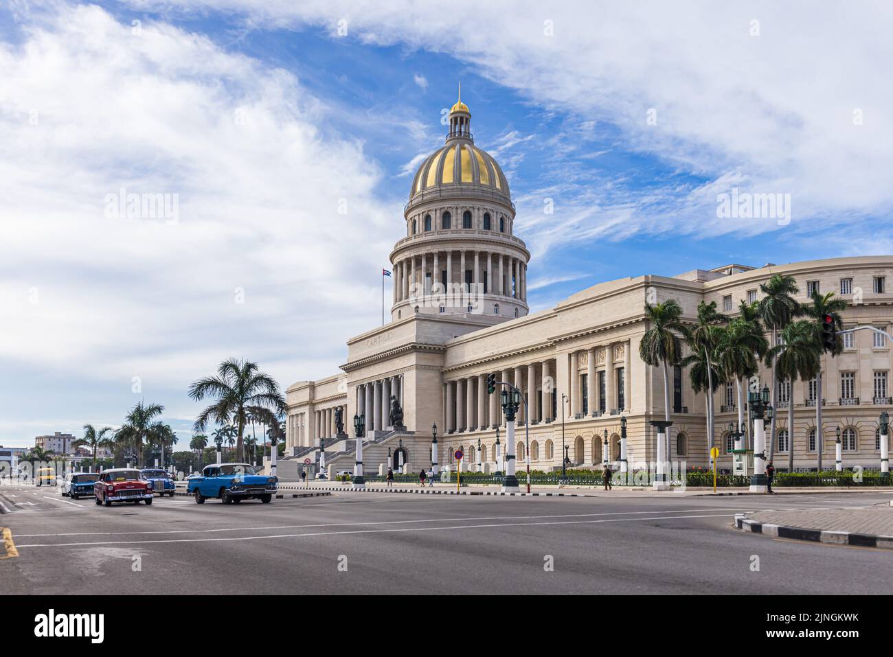 L'AVANA, CUBA - 11 GENNAIO 2021 : scena di strada con auto classiche convertibili e il famoso Campidoglio dell'Avana Foto Stock