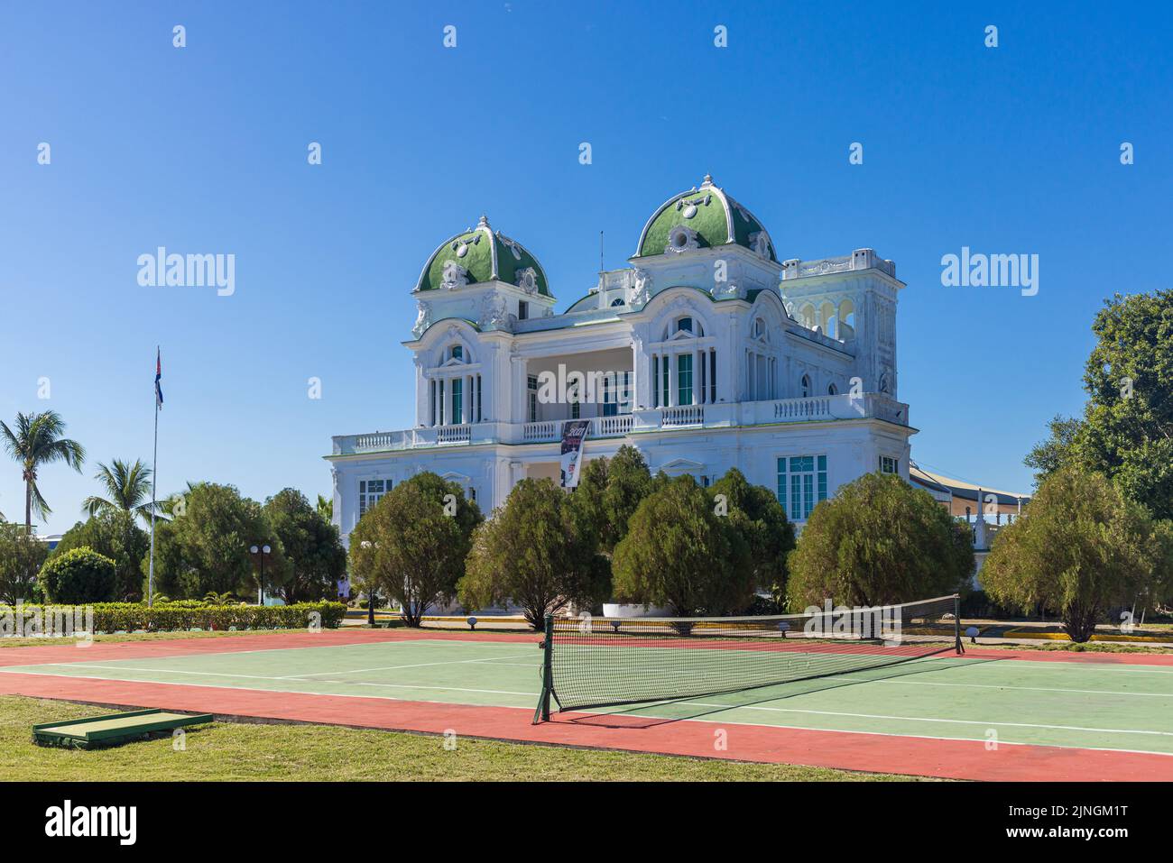 Cienguegos, CUBA - Gennaio 10 2021: Cienfuegos yacht club ladder, in una giornata di sole nel pomeriggio. Foto Stock