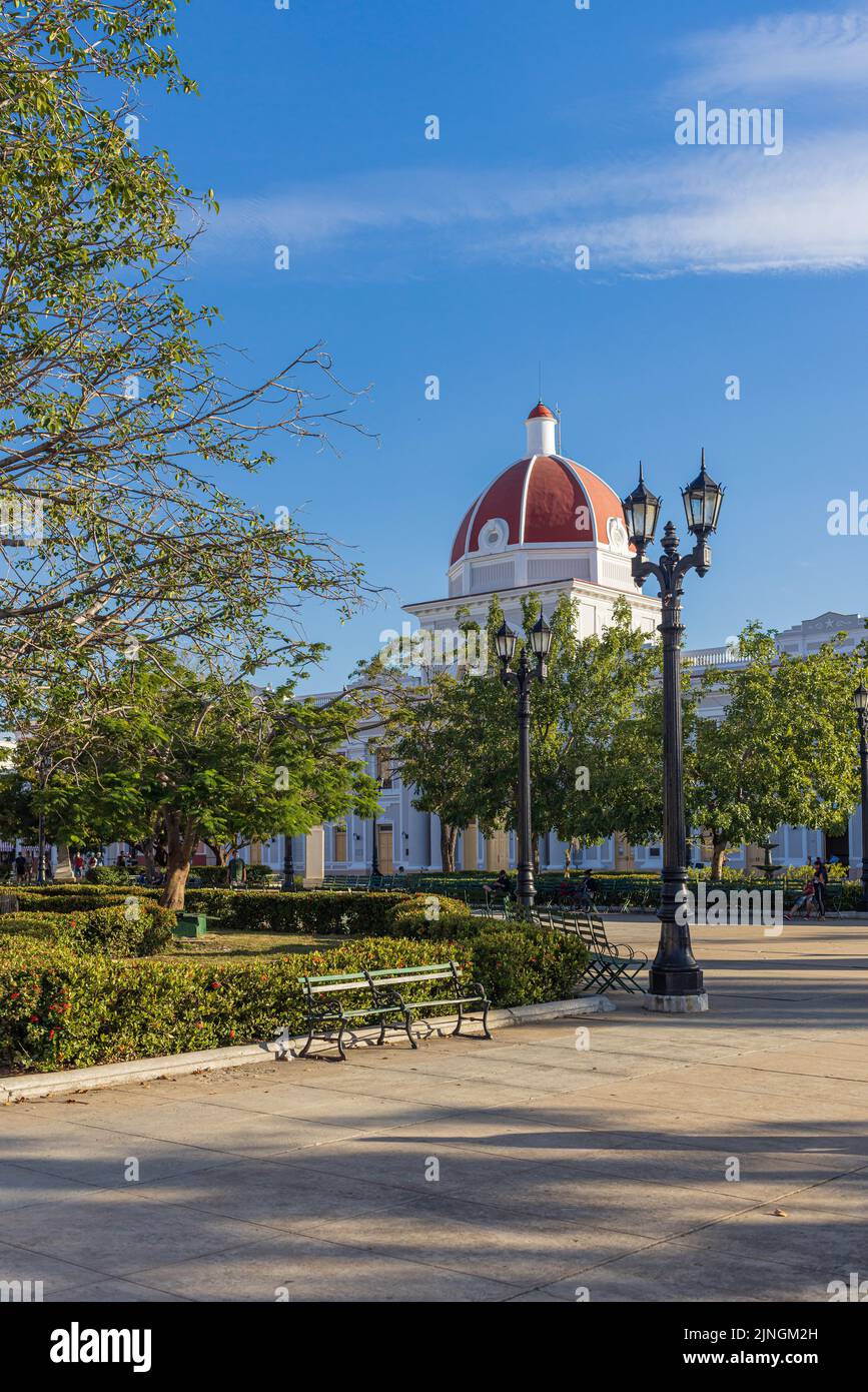 Cienfuegos, CUBA - GENNAIO 10 2021: Parco centrale di Cienfuegos Jose Marti con palme ed edifici storici, Provincia di Cienfuegos, Cuba Foto Stock