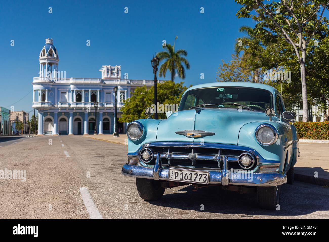 Cienfuegos, Cuba - Gennaio 10th 2021: Auto d'epoca di fronte al Palacio Ferrer a Cienfuegos. Foto Stock