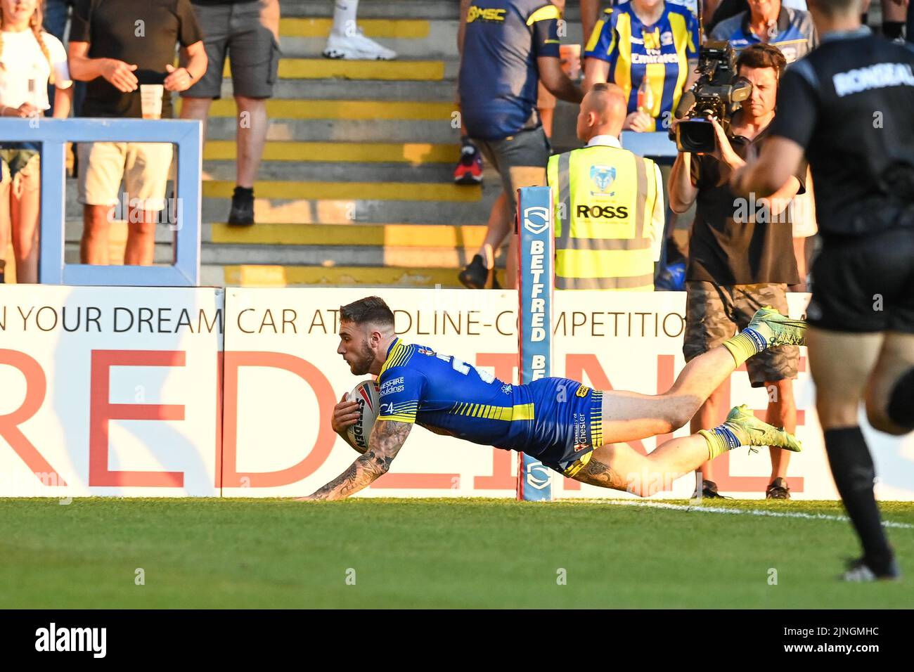 Connor Wrench #23 di Warrington Wolves segna la sua prova Foto Stock