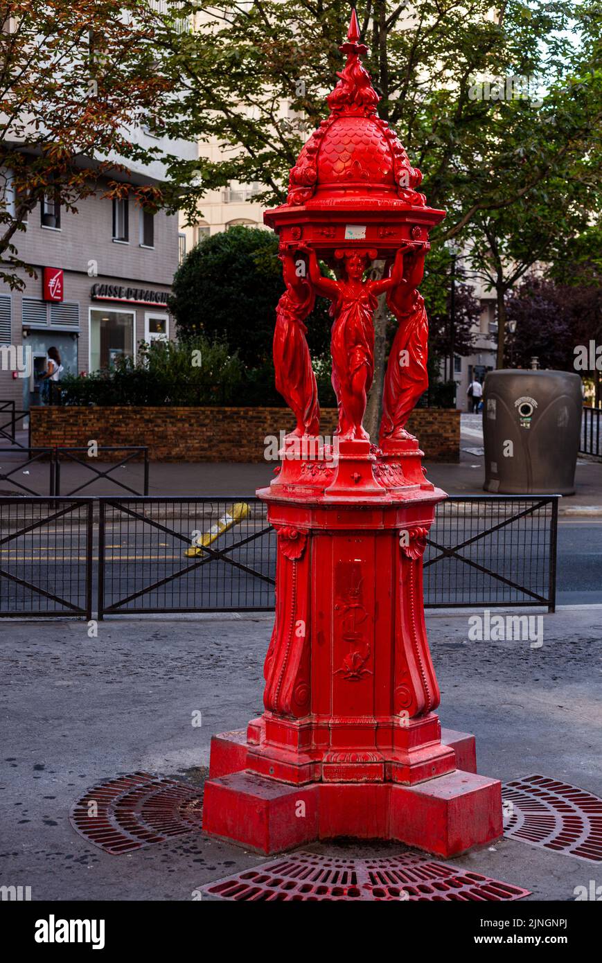 Parigi, Francia - 13, luglio: Vista delle fontane Wallace, fontane pubbliche da bere nome, finanziato da e approssimativamente progettato da Sir Richard Wallac Foto Stock