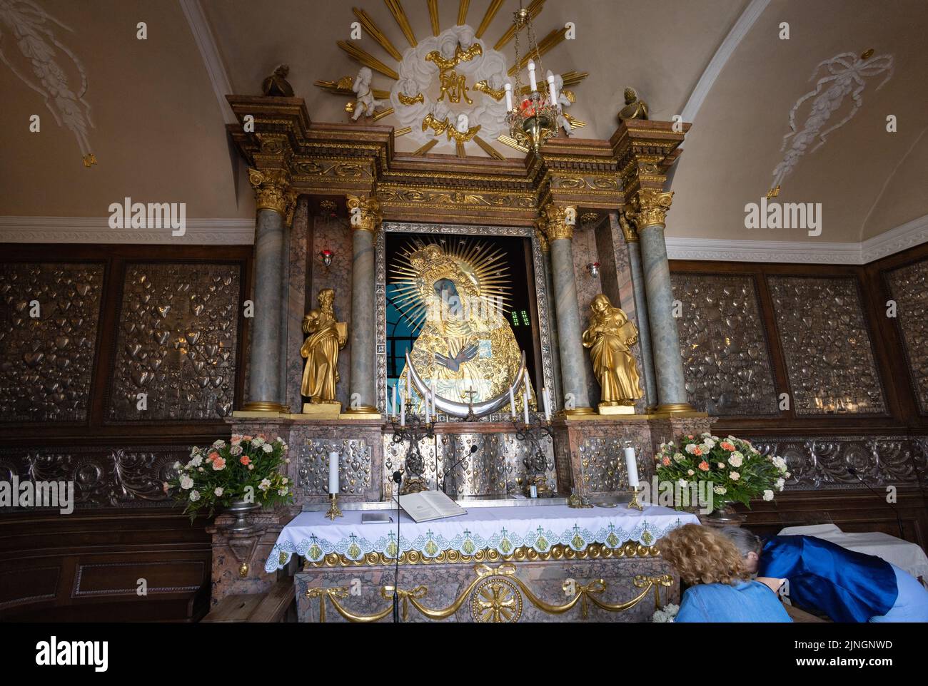 Madonna nera, o Madonna della porta dell'alba, un dipinto icona cristiana e sito di pellegrinaggio cattolico, Cappella della porta dell'alba, Vilnius Lituania Foto Stock