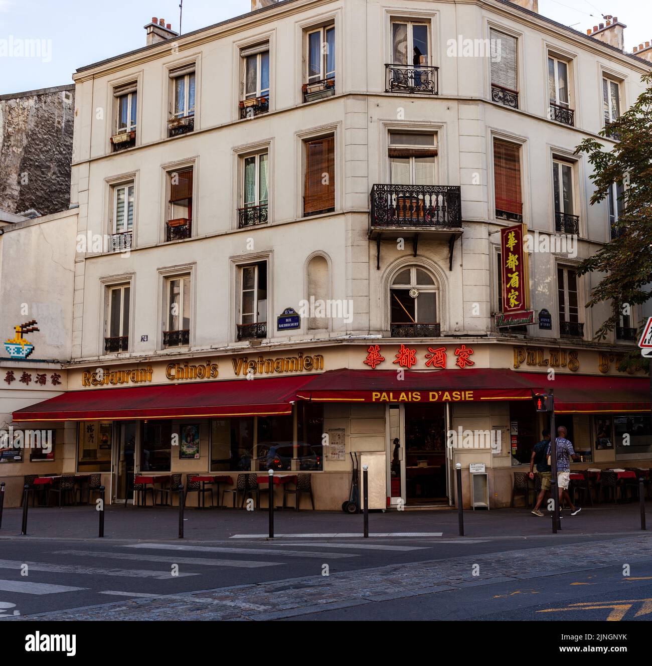 Parigi, Francia - 13 luglio: Ingresso dei ristoranti vietnamiti o cinesi chiamato Palais d'Asie il 13 luglio 2022 Foto Stock