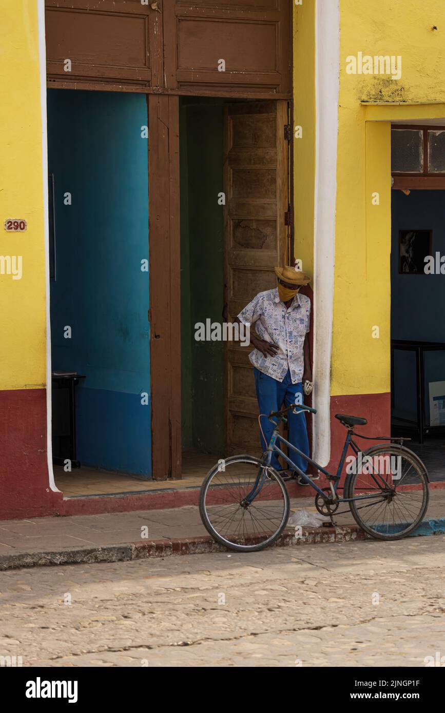 TRINIDAD, CUBA - 7 GENNAIO 2021: Scena di strada colorata con un vecchio cubano a Trinidad, Cuba Foto Stock