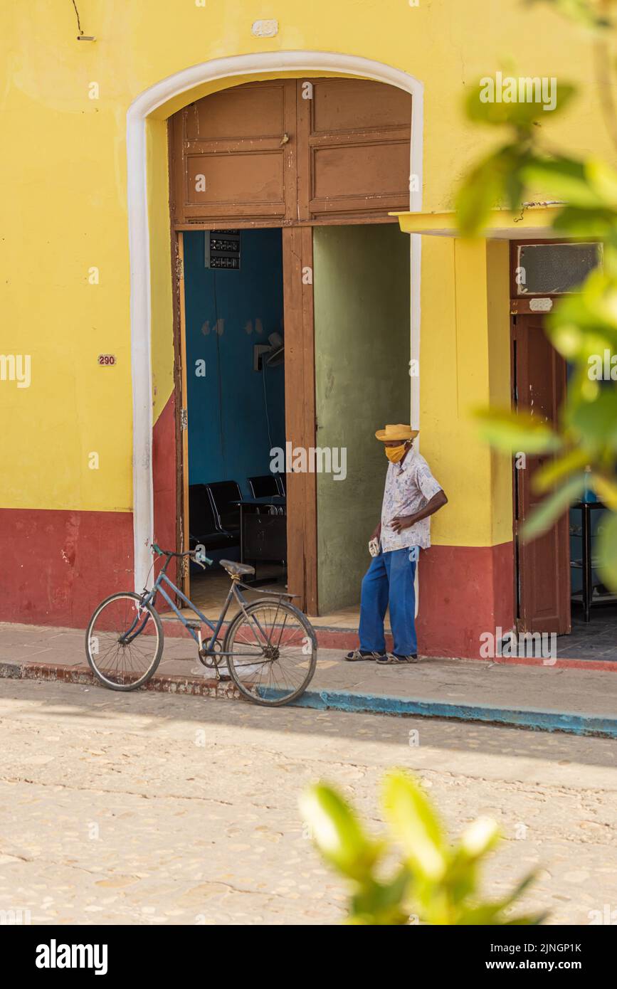 TRINIDAD, CUBA - 7 GENNAIO 2021: Scena di strada colorata con un vecchio cubano a Trinidad, Cuba Foto Stock