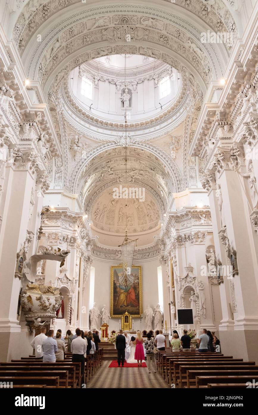 Un servizio di matrimonio cattolico, e il matrimonio, con la congregazione, all'interno della Chiesa di San Pietro e San Paolo, Vilnius, Lituania Europa Foto Stock